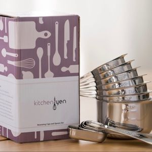 NEW IN BOX! SET OF MEASURING CUPS AND SPOONS